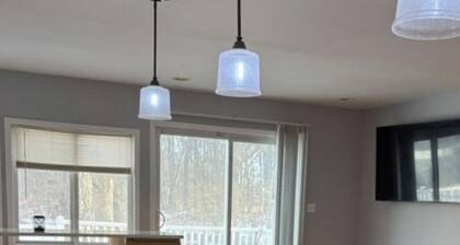 3-bedroom house in soothing Springfield with AC and fitness room