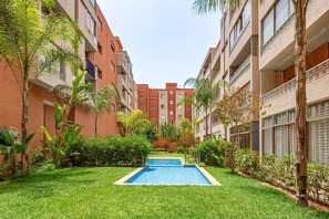 Outdoor pool - Luxury apartment in Marrakech city center, very secure and with a swimming pool (Marrakech)