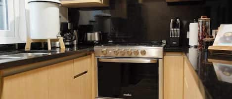 Réfrigérateur, un four, surface de cuisson, cafetiÚre-théiÚre