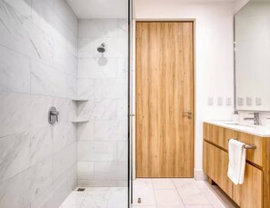 Shower, hair dryer, towels - HOM Forma Expanse | Bright 2BR Apartment (Mexico City)
