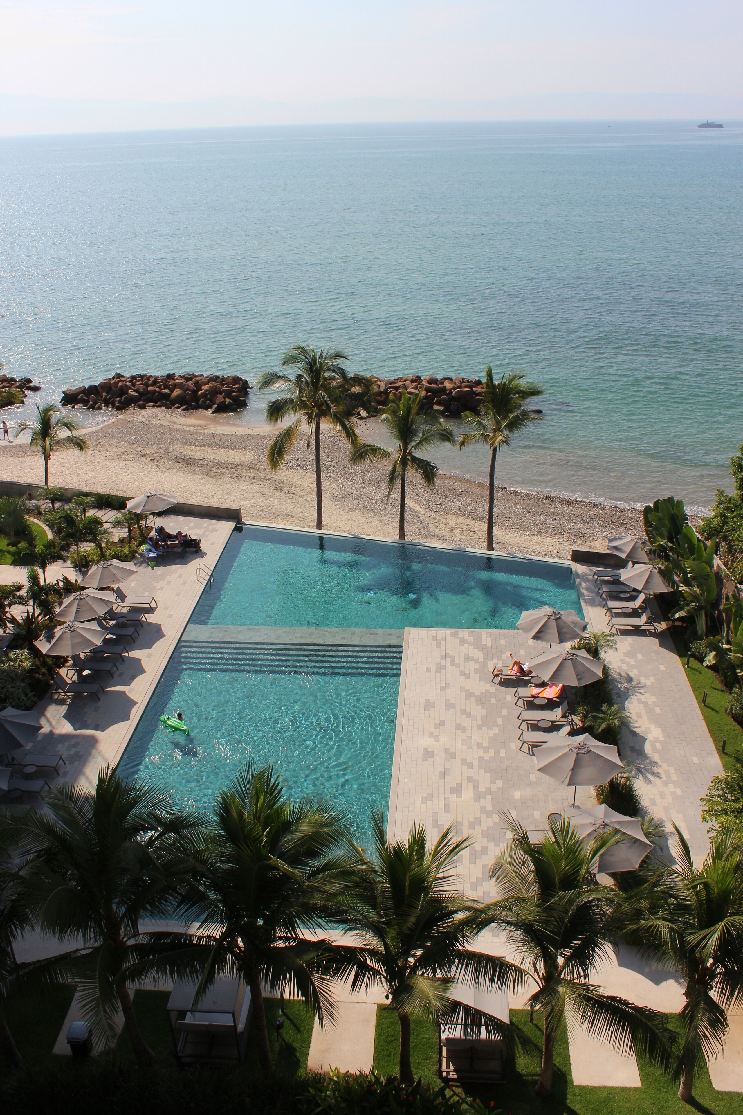 Alberca al aire libre y alberca climatizada