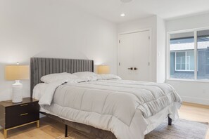 Tabla de planchar con plancha, wifi y ropa de cama 