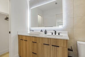 Secadora de cabello, toallas, jabón, papel de baño 