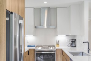 Private kitchen - Modern 2BR Retreat — Near Domain & Q2 Stadium (Austin)