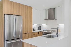 Private kitchen - Modern 2BR Retreat — Near Domain & Q2 Stadium (Austin)