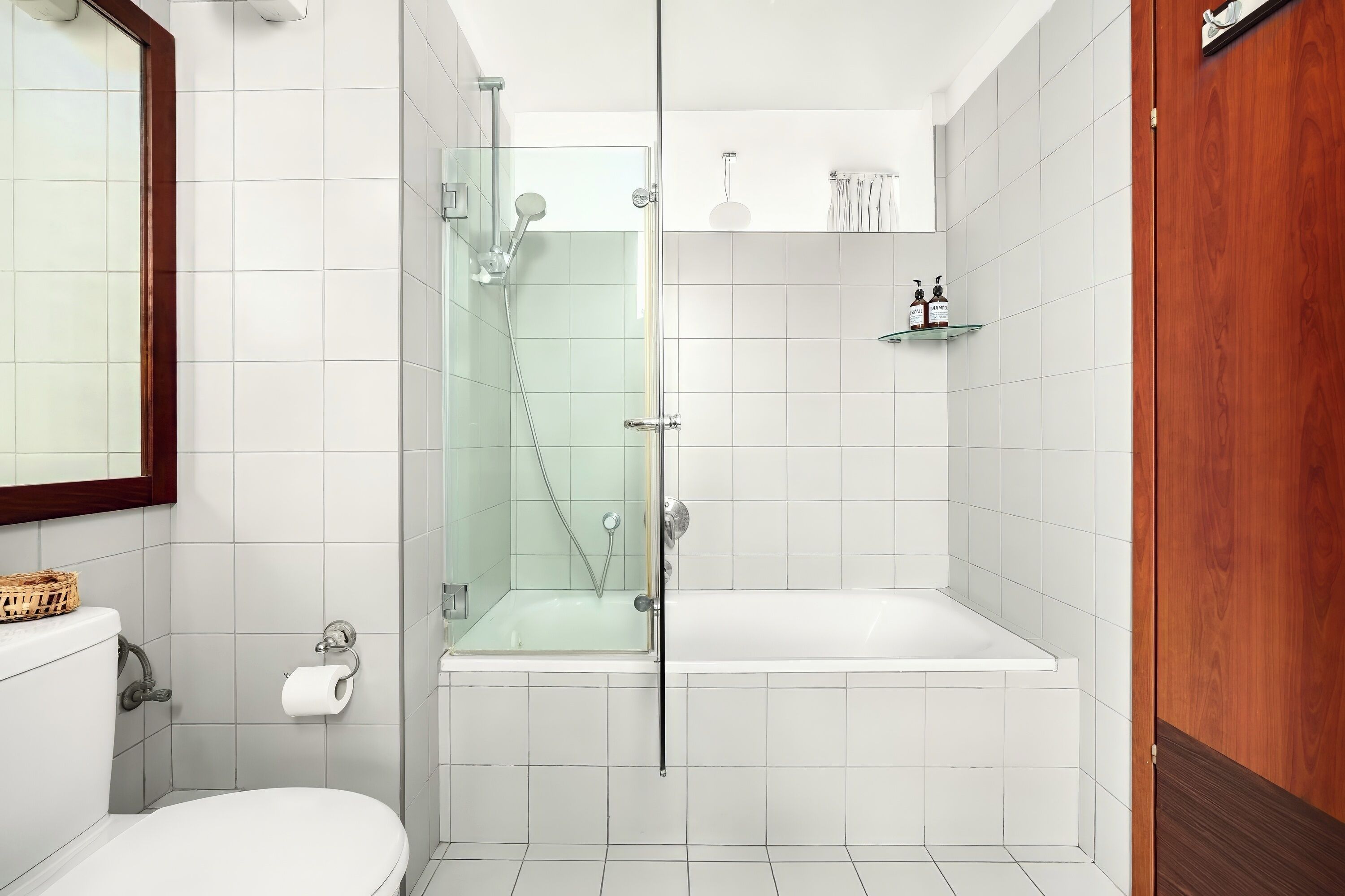 Secadora de cabello, toallas, jabón, papel de baño 