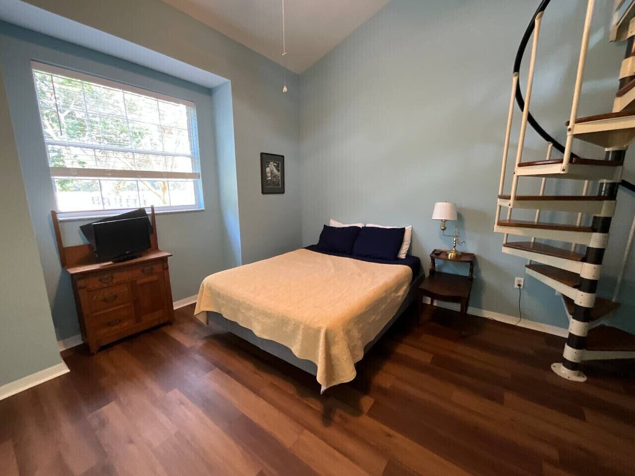 办公桌、旅行婴儿床、WiFi、床单