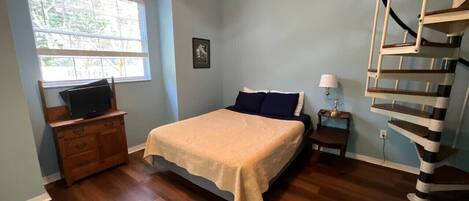 Desk, travel crib, WiFi, bed sheets