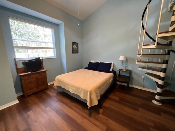 مكتب وسرير سفر وواي فاي وملاءات أسرّة