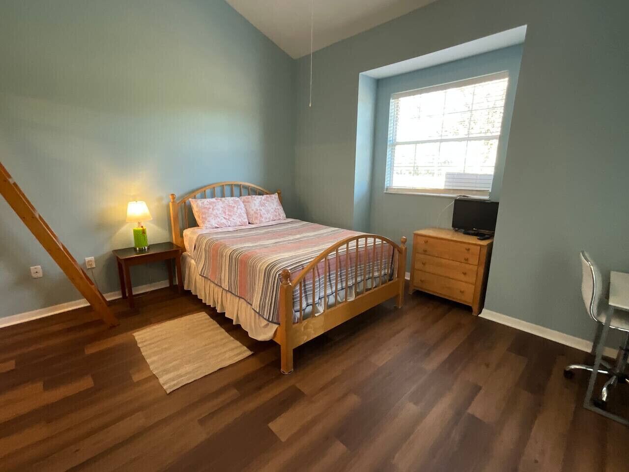 办公桌、旅行婴儿床、WiFi、床单