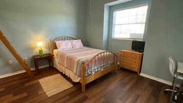 办公桌、旅行婴儿床、WiFi、床单