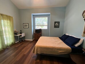 Een bureau, reisbedje, wifi, beddengoed
