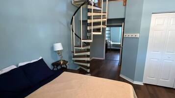 Desk, travel crib, WiFi, bed sheets