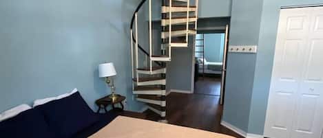 Desk, travel crib, WiFi, bed sheets