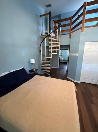 Desk, travel cot, WiFi, bed sheets. Two Hawk Hammock Suite