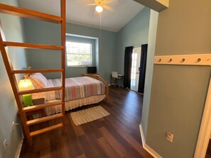 Een bureau, reisbedje, wifi, beddengoed