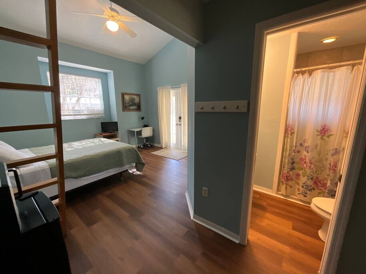 Una scrivania, culla da viaggio, Wi-Fi, lenzuola