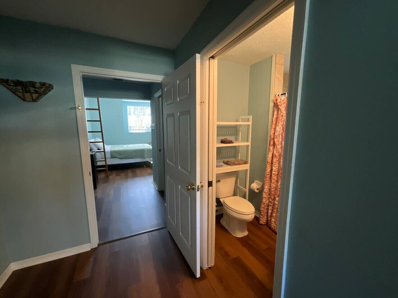 Desk, travel crib, WiFi, bed sheets