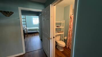 Desk, travel crib, WiFi, bed sheets