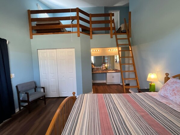 Una scrivania, culla da viaggio, Wi-Fi, lenzuola