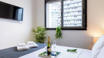 Apartment | Meja, ruang kerja komputer riba, Wi-fi percuma