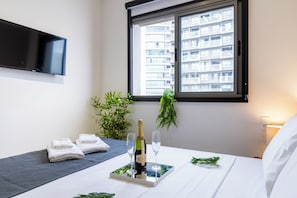 Desk, laptop workspace, free WiFi - Modern with Air Conditioning and Pool (São Paulo)