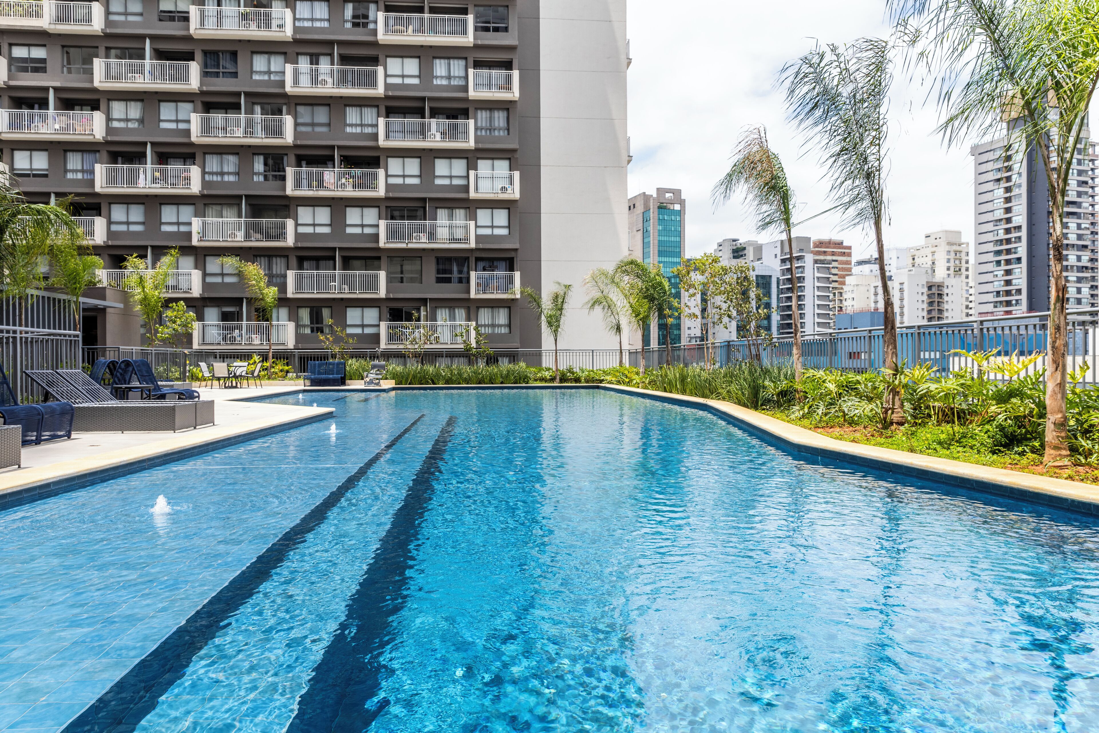 Una piscina al aire libre