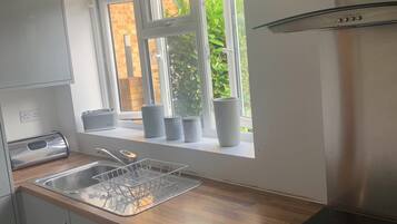 Cafetière-théière, réfrigérateur, four à micro-ondes, un four