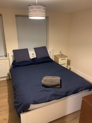 3 habitaciones, tabla de planchar con plancha, wifi y ropa de cama