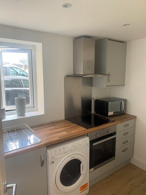 Mikrobølgeovn, ovn, kokeplater og oppvaskmaskin