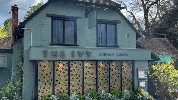 Un edificio con un letrero que dice "The Ivy Cobham Garden".