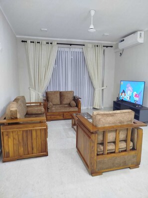 TV - Spacious 4-bedroom apartment in charming Colombo with AC (Colombo)