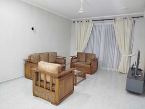 TV - Spacious 4-bedroom apartment in charming Colombo with AC (Colombo)