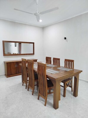 Dining - Spacious 4-bedroom apartment in charming Colombo with AC (Colombo)