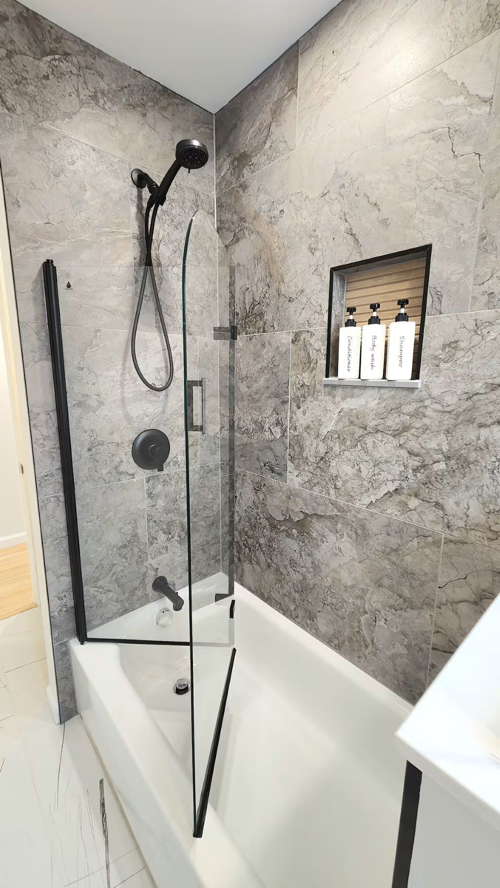 Douche, sèche-cheveux, serviettes fournies, savon