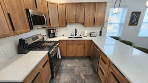 Private kitchen - The Row House- Modern, Stylish & Newly Updated! (Atlantic City)