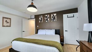 3 bedrooms, desk, iron/ironing board, travel crib - The Row House- Modern, Stylish and Newly Updated! (Atlantic City)