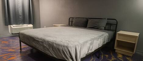 Een strijkplank/strijkijzer, internet, beddengoed