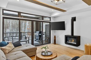 TV, fireplace - Le Sommet à Verbier: Hot Tub, Sauna, Mountains! (Mont-Tremblant)