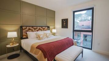 Planxa i posts de planxar, wifi i roba de llit