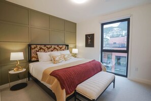 Tabla de planchar con plancha, wifi, ropa de cama