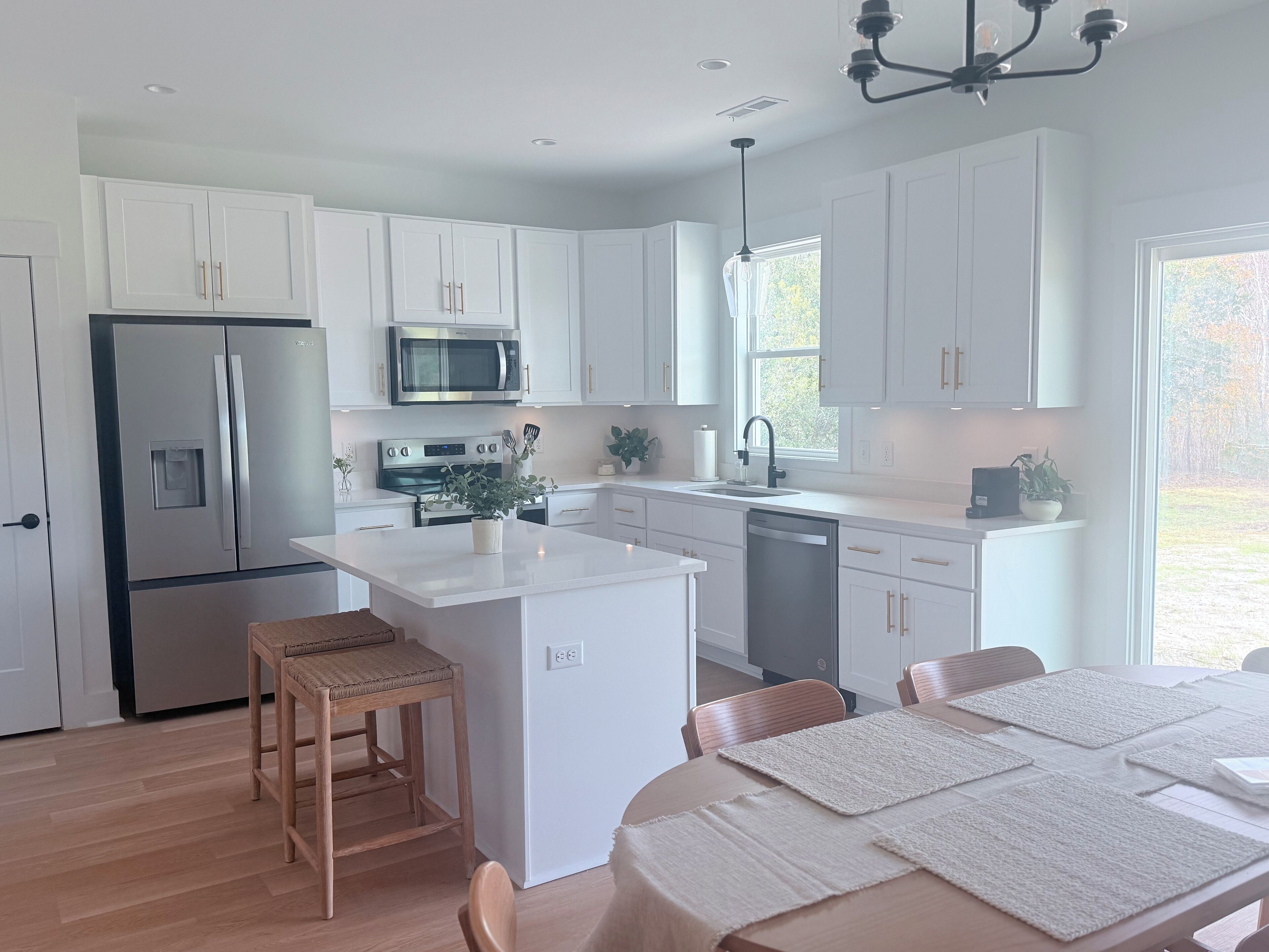 Mikrobølgeovn, ovn, kokeplater og oppvaskmaskin