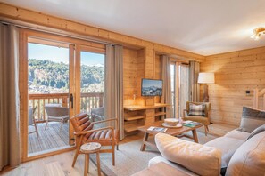 Living area - Soalmi – Scenic Mountain View Apartment in Morzine (Morzine)