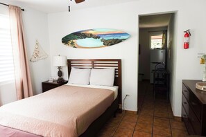 1 habitación, tabla de planchar con plancha, wifi gratis y ropa de cama