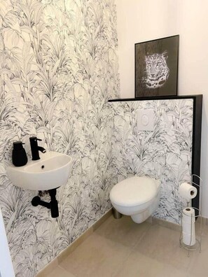 Dusj, hårføner og håndklær