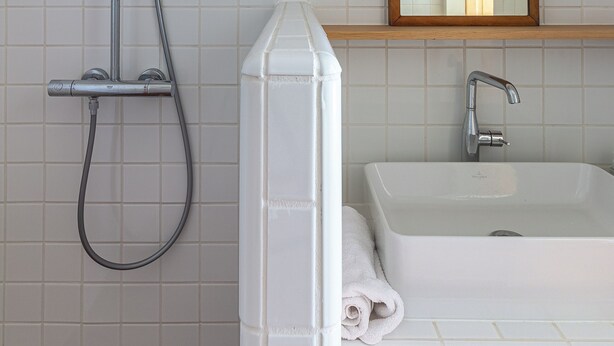A bathroom with a shower, sink, and mirror. - Magnificent villa with sea view, swimming pool, air conditioning, excellent location (La Croix-Valmer)