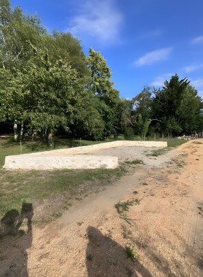 Property grounds - Woodland Cabin with Private Terrace, Garden & Wi-Fi (Villeneuve)