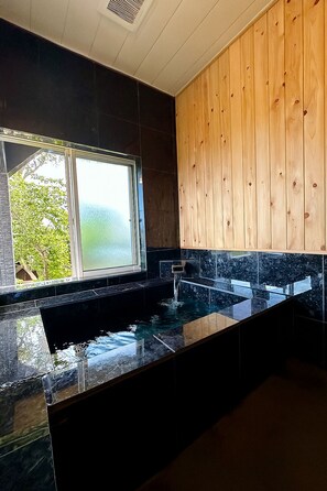 Spa - ISANA Panorama Villa - Hotsprings, Ocean views, BBQ & Pizza Oven, near Mt Omuro. (Itō)