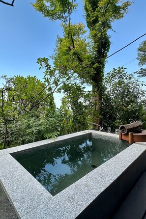 Outdoor spa tub - ISANA Panorama Villa - Hotsprings, Ocean views, BBQ & Pizza Oven, near Mt Omuro. (Itō)