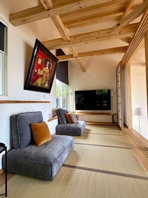Living area - ISANA Panorama Villa - Hotsprings, Ocean views, BBQ & Pizza Oven, near Mt Omuro. (Itō)
